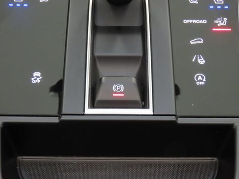 Certified 2026 Porsche Macan AWD/4WD image 28