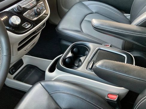Used 2023 Chrysler Pacifica Touring-L FWD image 29