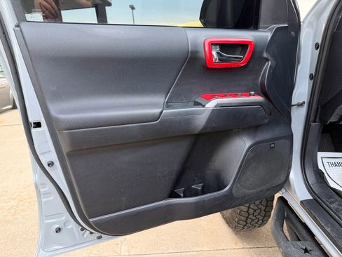 Used 2018 Toyota Tacoma TRD Off-Road image 11