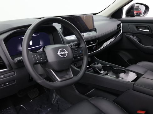 Used 2026 Nissan Rogue SL FWD image 11