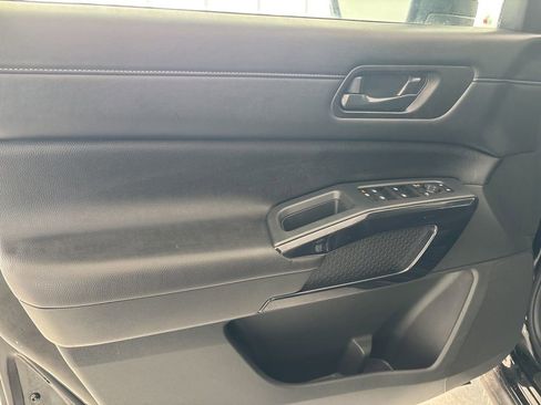 Used 2025 Nissan Pathfinder SV image 7