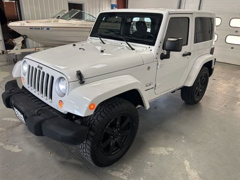 Used 2017 Jeep Wrangler Sahara w/ Dual Top Group AWD/4WD image 3