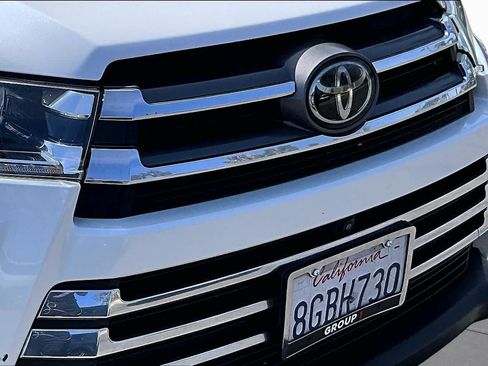 Used 2019 Toyota Highlander Limited Platinum FWD image 28