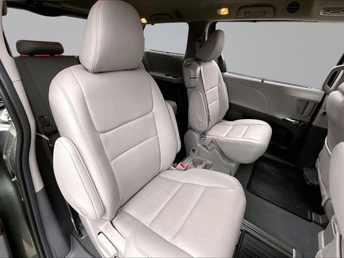 Used 2020 Toyota Sienna XLE w/ XLE Navigation Package image 28