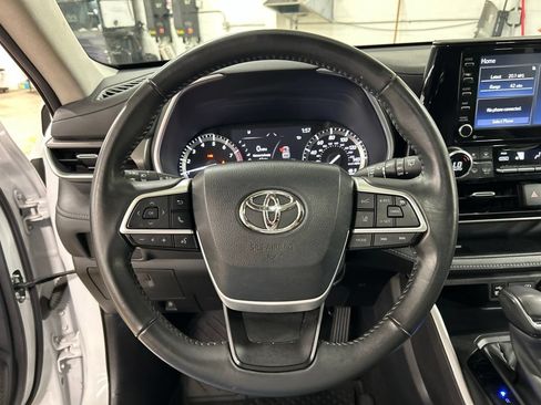Used 2022 Toyota Highlander XLE AWD/4WD image 16