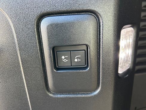 Used 2023 Land Rover Defender 130 X-Dynamic SE image 19