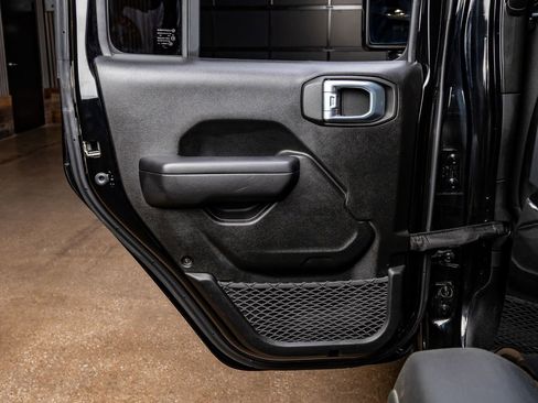 Used 2022 Jeep Wrangler Unlimited Rubicon AWD/4WD image 35