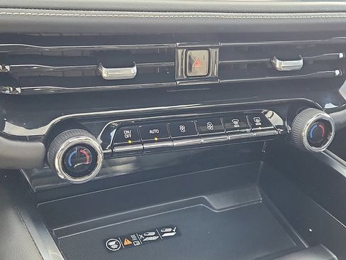 Used 2025 Chevrolet Suburban Premier image 19