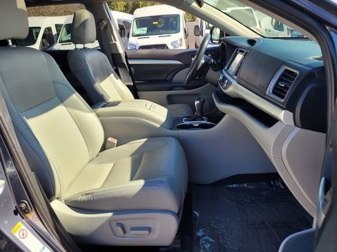 Used 2019 Toyota Highlander XLE image 18
