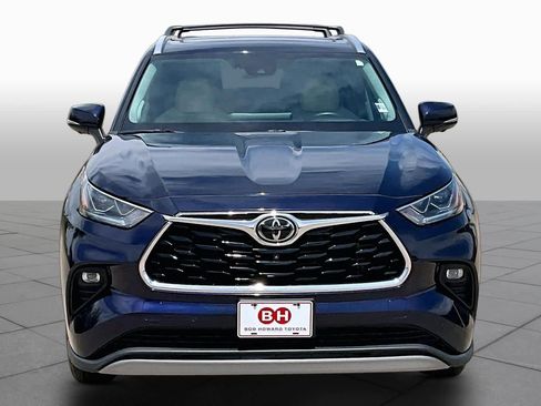 Used 2023 Toyota Highlander Platinum FWD image 4