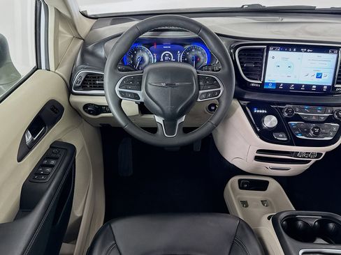 Used 2023 Chrysler Pacifica Touring-L FWD image 16