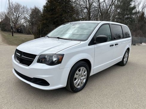 Used 2019 Dodge Grand Caravan SE image 2
