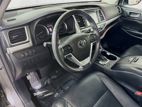 Used 2018 Toyota Highlander XLE image 19