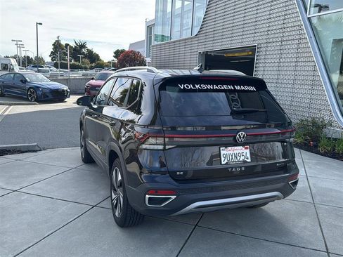 Used 2025 Volkswagen Taos SE w/ Panoramic Sunroof Package image 8