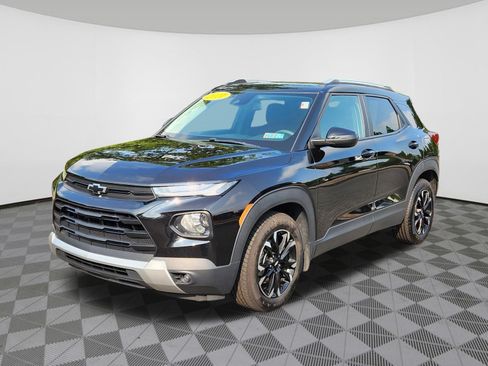 Used 2021 Chevrolet TrailBlazer LT w/ LPO, Blackout Package FWD image 2