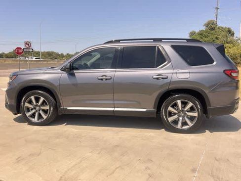 Used 2025 Honda Pilot Touring image 4