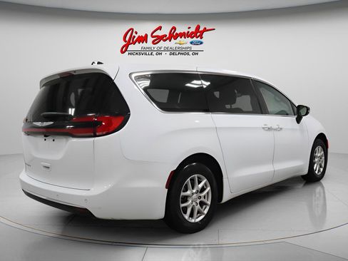 Used 2026 Chrysler Pacifica Select FWD image 6