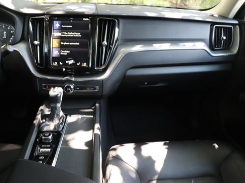 Used 2020 Volvo XC60 T6 Momentum w/ Protection Package image 17