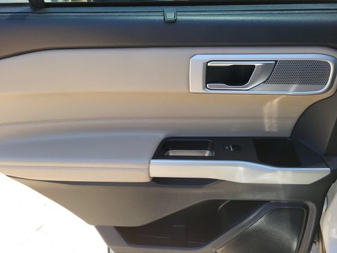 Used 2022 Ford Explorer Limited w/ Equipment Group 301A AWD/4WD image 13