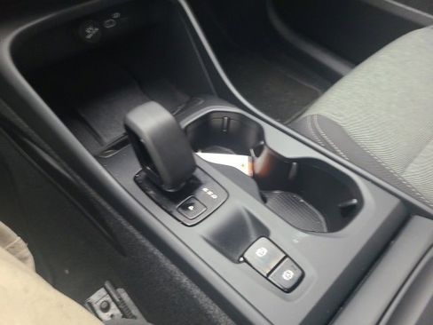 Used 2024 Volvo XC40 B5 Core image 25