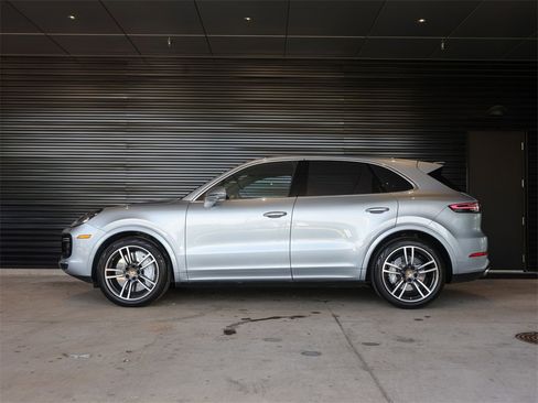 Certified 2022 Porsche Cayenne Turbo image 2