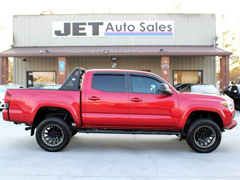 Used 2018 Toyota Tacoma SR5 image 9