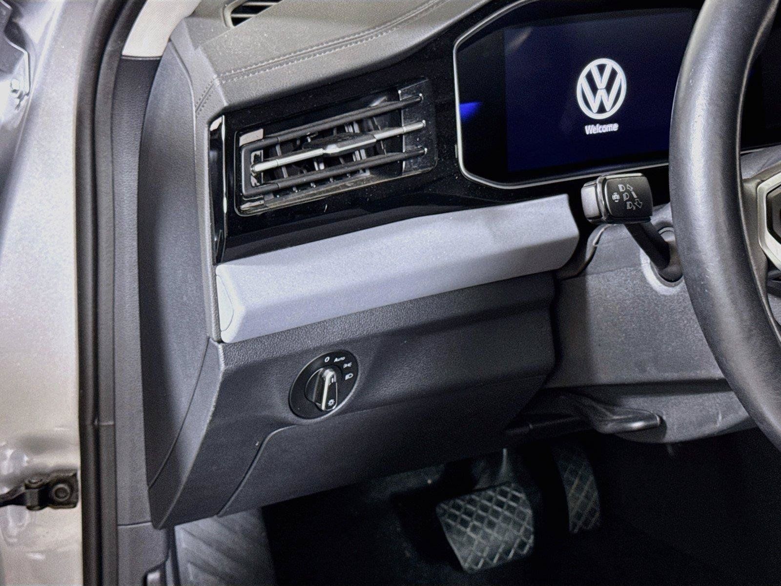 Used 2025 Volkswagen Jetta SE FWD image 8