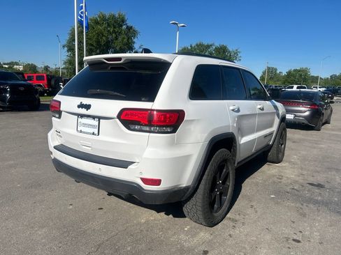 Used 2018 Jeep Grand Cherokee Laredo AWD/4WD image 3