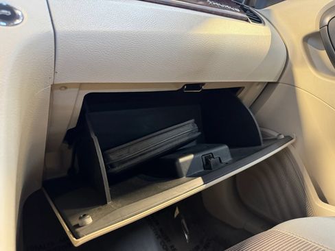 Used 2010 Ford Taurus SEL FWD image 21