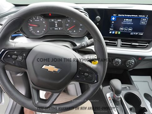 Used 2025 Chevrolet Trax LS w/ LS Convenience Package image 17