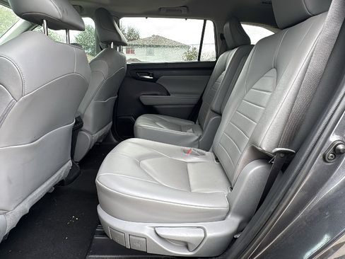 Used 2020 Toyota Highlander XLE FWD image 15