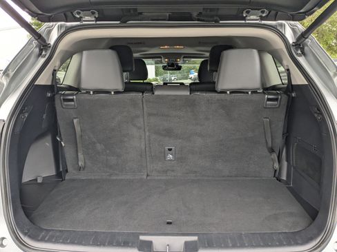 Used 2024 Toyota Highlander XLE FWD image 12