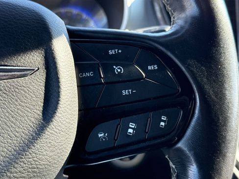 Used 2021 Chrysler Pacifica Touring w/ Uconnect Theater Family Group image 27