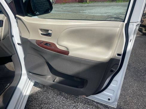 Used 2013 Toyota Sienna XLE w/ Entertainment Pkg FWD image 24