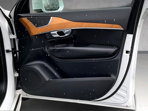 Used 2024 Volvo XC90 B6 Plus image 29