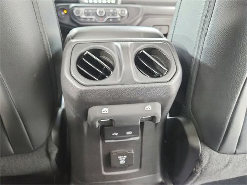 Used 2018 Jeep Wrangler Unlimited Sahara image 38