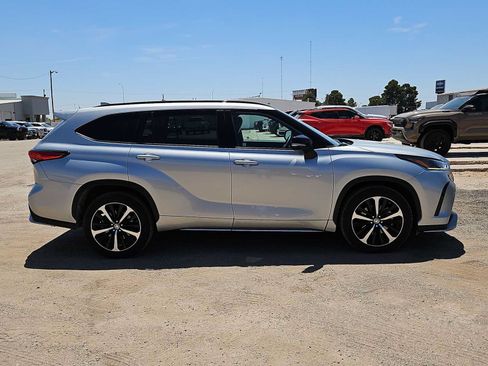 Used 2022 Toyota Highlander XSE FWD image 9