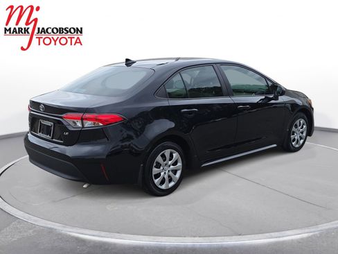Used 2025 Toyota Corolla LE image 9