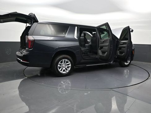 Used 2025 Chevrolet Suburban LS RWD image 32