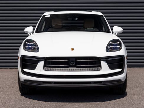 Certified 2025 Porsche Macan Base image 7