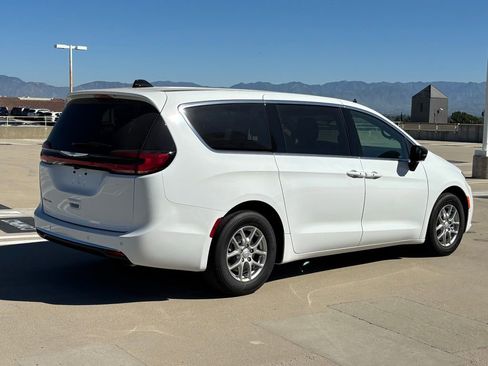 New 2026 Chrysler Pacifica Select FWD image 3