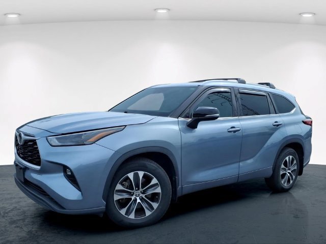 Used 2022 Toyota Highlander XLE AWD/4WD image 2