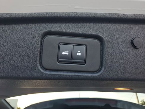 Used 2025 Nissan Pathfinder SL image 18