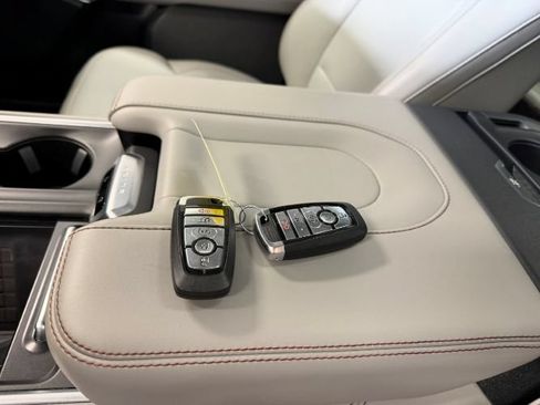 Used 2025 Ford Expedition Active AWD/4WD image 28