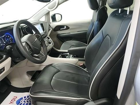 Used 2024 Chrysler Pacifica Limited FWD image 3