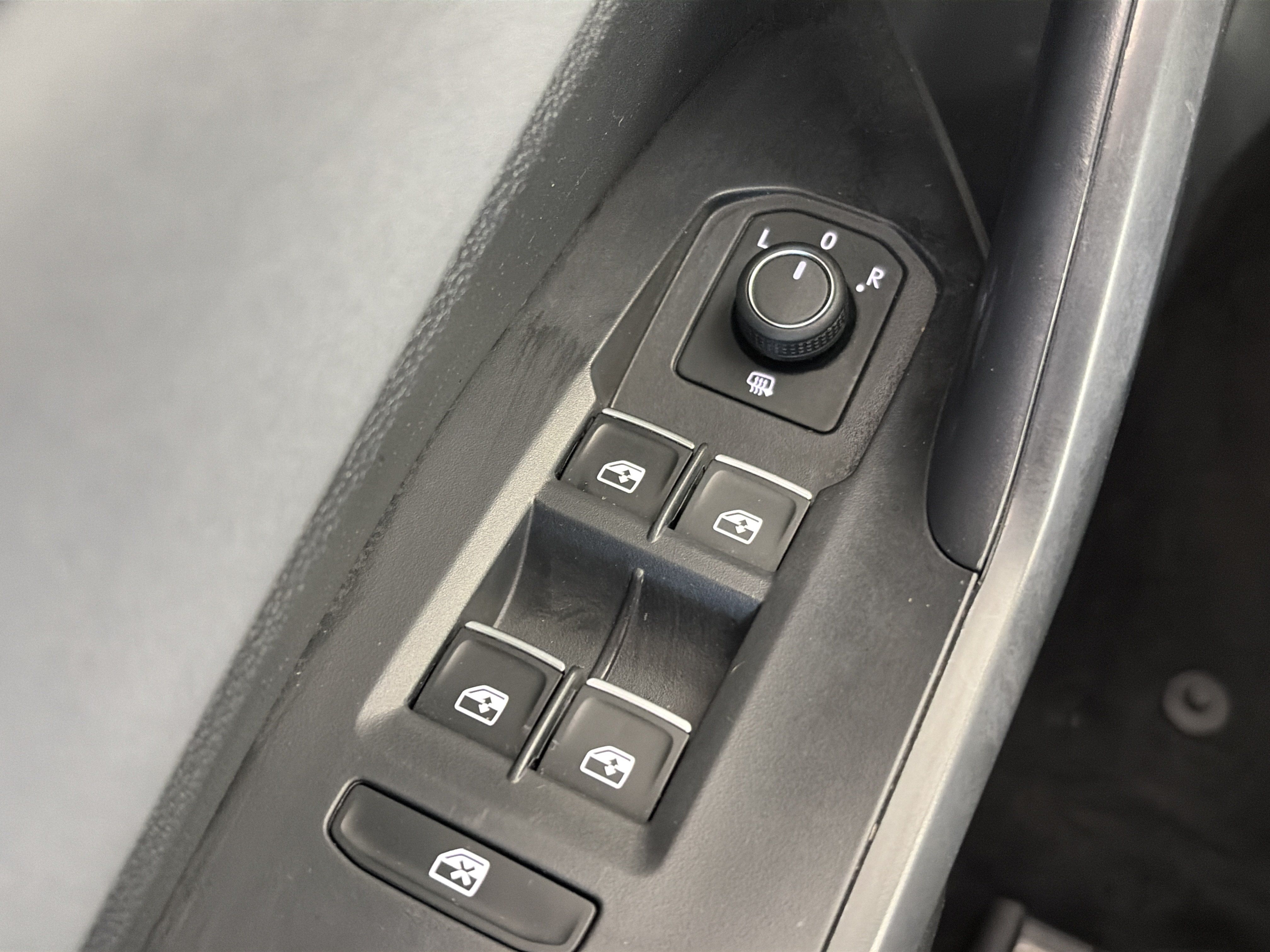 Used 2025 Volkswagen Jetta SE FWD image 30