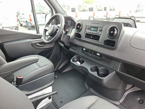Used 2025 Mercedes-Benz Sprinter 2500 image 12