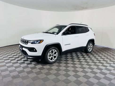 Used 2025 Jeep Compass Latitude AWD/4WD image 4
