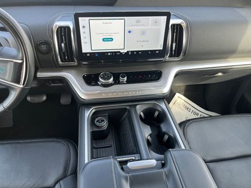 Used 2025 Ford Expedition Platinum w/ Driver's Package AWD/4WD image 9