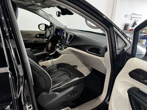 Used 2024 Chrysler Pacifica Limited FWD image 23